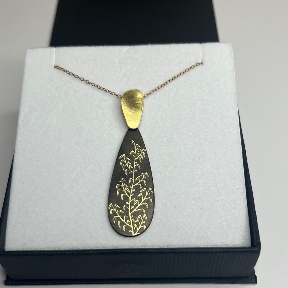 Ras Gold and Black Leaf Pendant Necklace